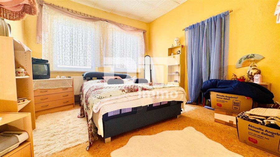 Solides Ein- bis Zweifamilienhaus mit großer Terrasse, Nebengebäude und opulenten Gartenbereich - OG / DG Schlafzimmer